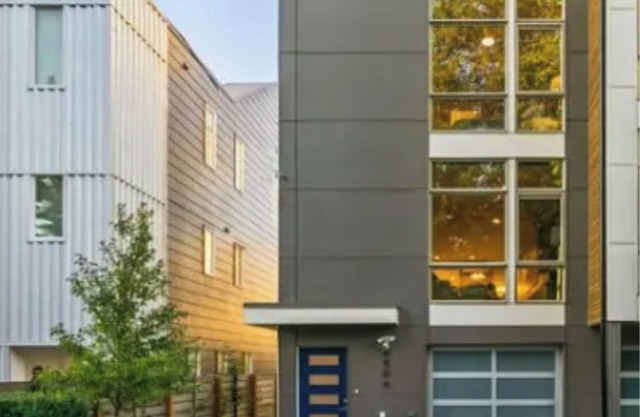 Luxury Alki Beach Townhome w/ Large Private Rooftop & Amazing Views!