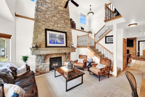 Luxury Alpine Escape - Pool and Hot Tub Access