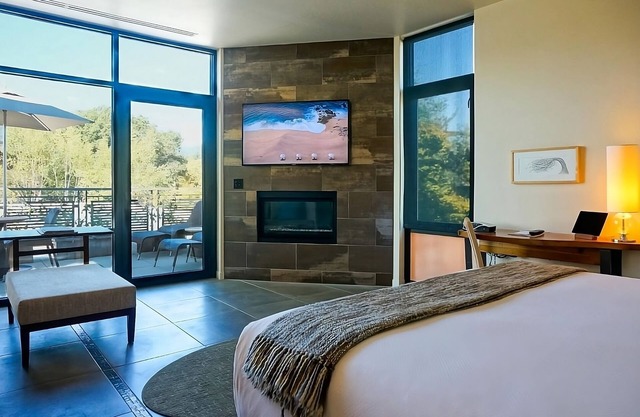 Luxury Amenities and Personalized Service! Rooftop Pool, Fireplace!