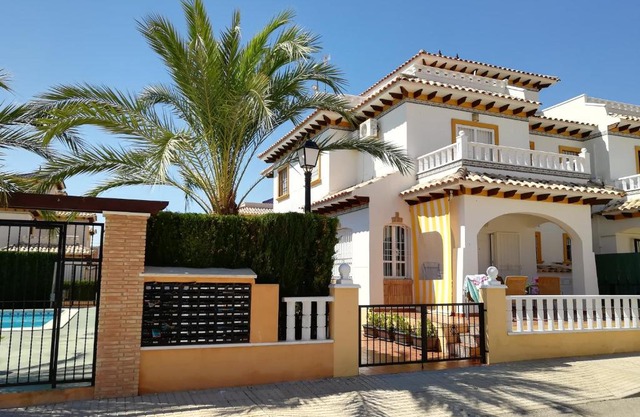 Luxury and comfort in La Marina, with sea views at El Pinet beach