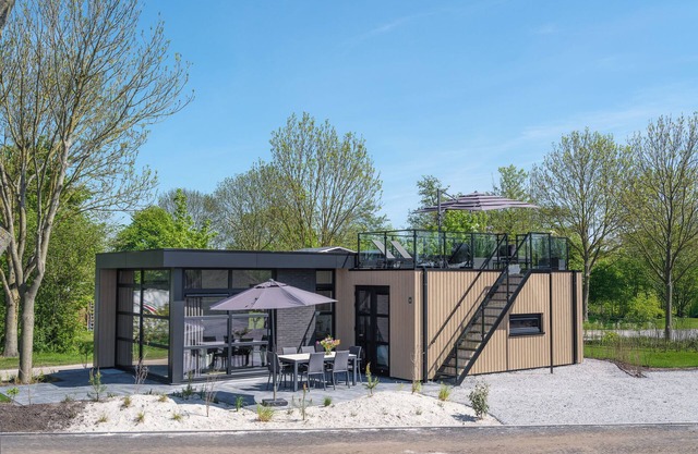 Luxus und Platz für 6 Personen: Diese Villa bietet drei Schlafzimmer, zwei Badezimmer und eine sonnige Dachterrasse zum Entspannen.