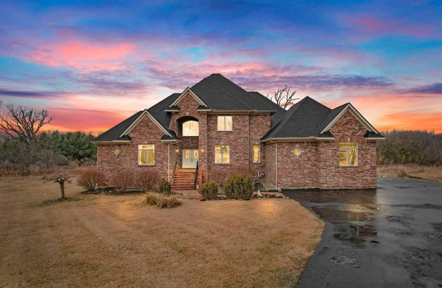 The Ann Arbor Estate 5BR Home with Theater & Deck