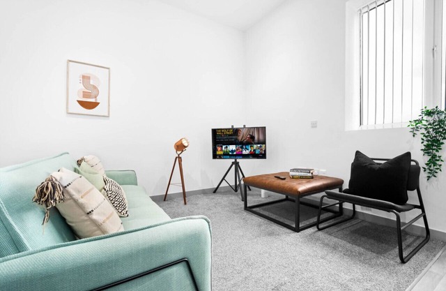 Luxury Apartment - Brierley Hill - Parking
