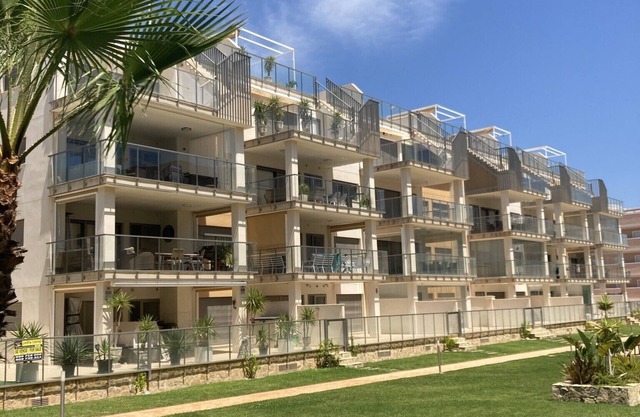 Neugebaute Wohnung in Orihuela Costa / Villamartin, Domäne mit 3 Schwimmbädern