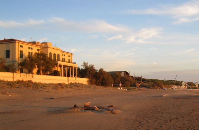 Ferienappartement in antiker Villa direkt am Strand, 160 qm auf zwei Etagen