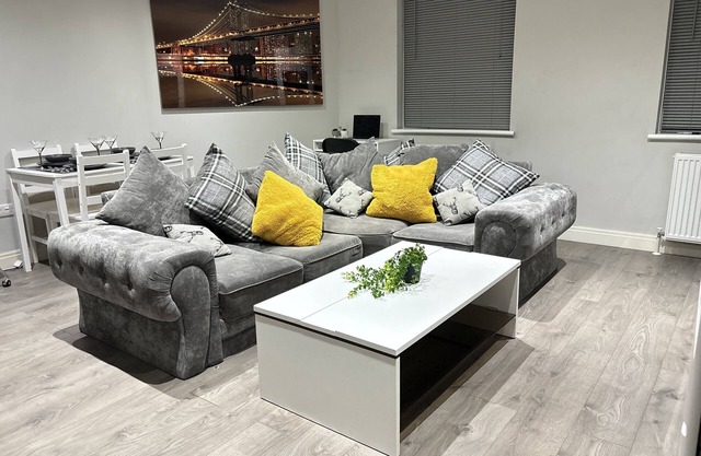 Luxury apartment in Slough with parking - Heathrow, London, Legoland, Windsor