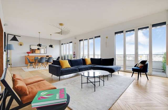 Luxury apartment in the 16th arrondissement with doorman