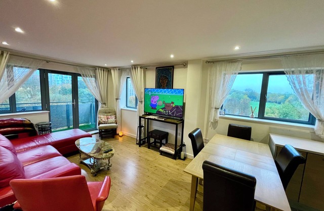 Luxury Apartment - Lake view - Chose to sleep under the sound of water falls.