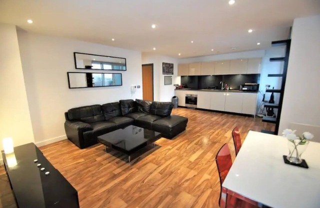 Luxury apartment that offers amazing views of the beautiful London city sky line