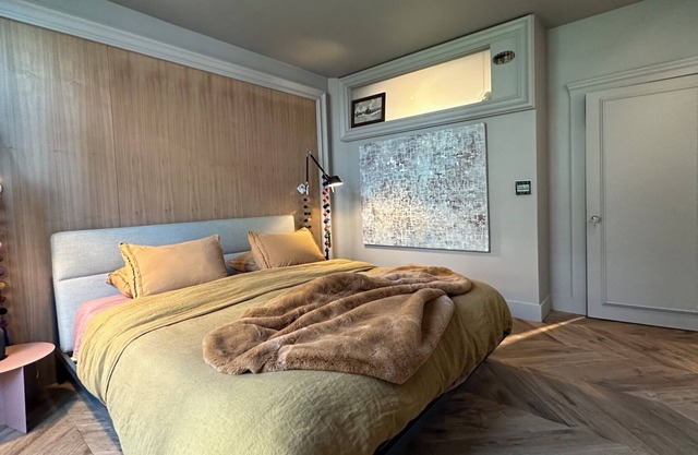 Luxury Apartment Centrally located atop Pacific Heights.
