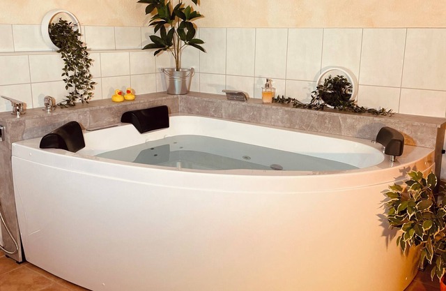 Luxus-Wohnung mit eigenem Wellnessbereich, Whirlpool & Kamin