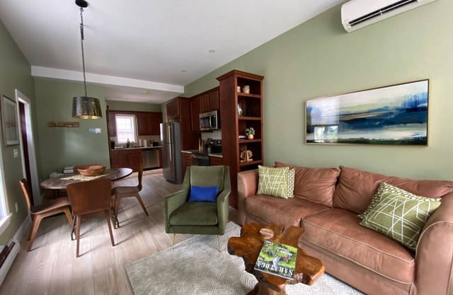 Luxury Apt, 5 Mins From Track/Skidmore/Downtown