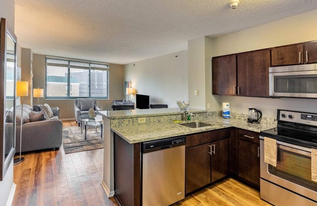 Luxury Apt Near Train Station