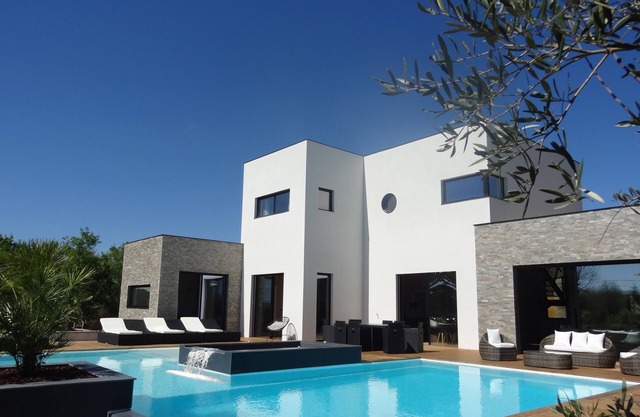 Moderne Architektenvilla, neu, Schwimmbad mit Überlauf