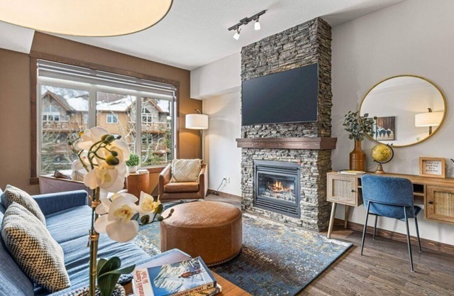 Luxury at Stoneridge | Heated Outdoor Pool + Hot Tub | King | Crib | Park Pass