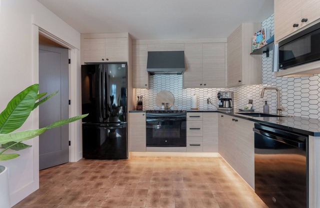 Luxury at the Lake- Yacinde F5
