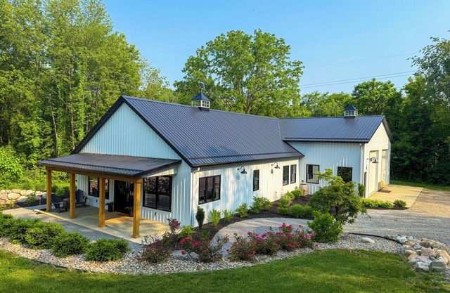 Luxury Barndo, Sleeps 18, Indoor Sports Court, Hot Tub, Pontoon Rentals, Near ND