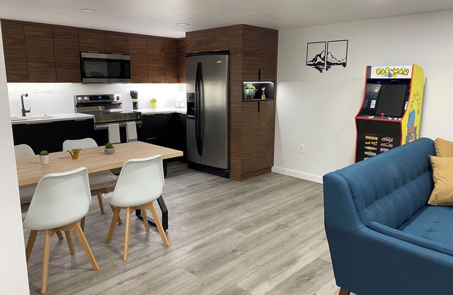 Luxury basement, escape comfort family friendly & pet friendly w arcade pac-man