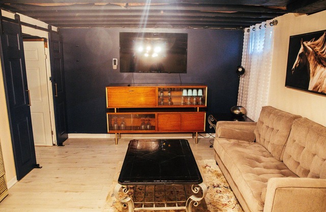 Luxury Basement Studio Apartment with Private Entrance