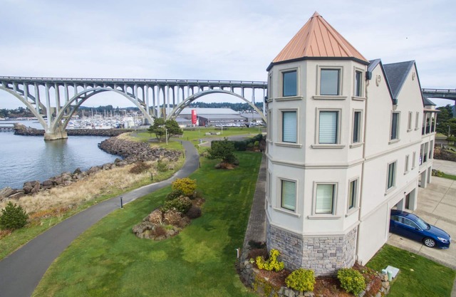 Luxus-Bucht Front Wohnung südlich von der Newport-Brücke mit herrlichem Blick!