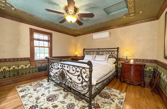 Luxury Bayfield Apartment with Deck, View of Lake Superior & California King Bed