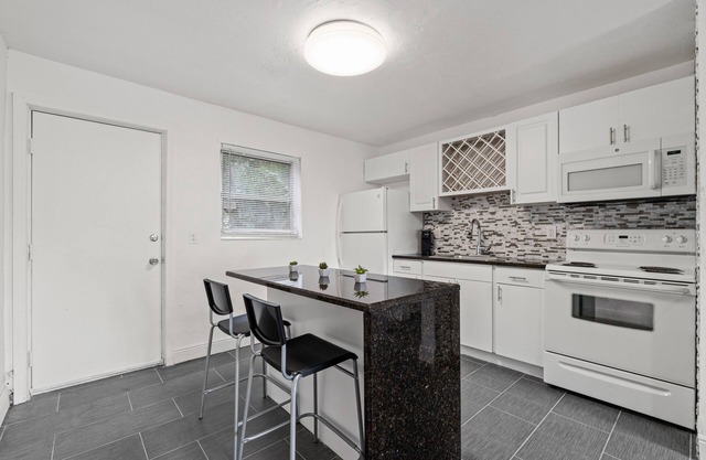 Luxury Beach Condo Getaway with fast Wifi