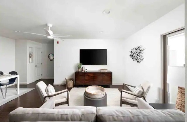 Luxury Beach Condo: hot tub, AC, long term stays
