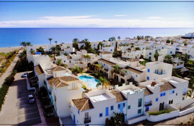 Luxus-Strandhaus 50 Meter vom Strand entfernt, befindet sich in einer Gated Community.