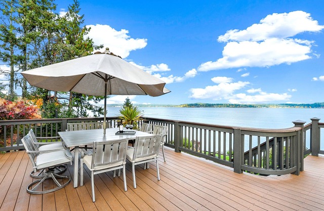 Waterfront Luxury Home & Apartment, Hot Tub, 2 Fire Pits, Kayaks & Game Room!
