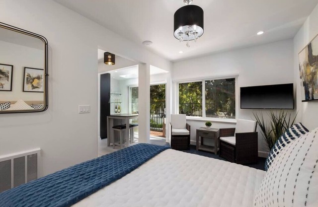 Luxury Beach Studio #12 — blocks to the Beach, Downtown State St & the Funk Zone