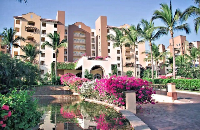 Luxury Beachfront Villa - 2 Bedrm, 1 bdrm, Suite or Studio- 2 min from the beach