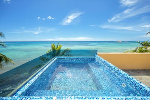 Luxury beachfront Condo with 3 Bedrooms & Ocean View - El Faro Residences - Reef 301