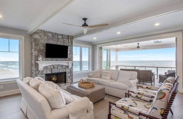 Luxury Beachfront 5b w/ Hot Tub & Kayaks