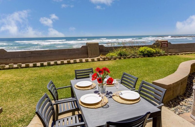 LUXURY BEACHFRONT LOWER COTTAGE, komplett renoviert. E17