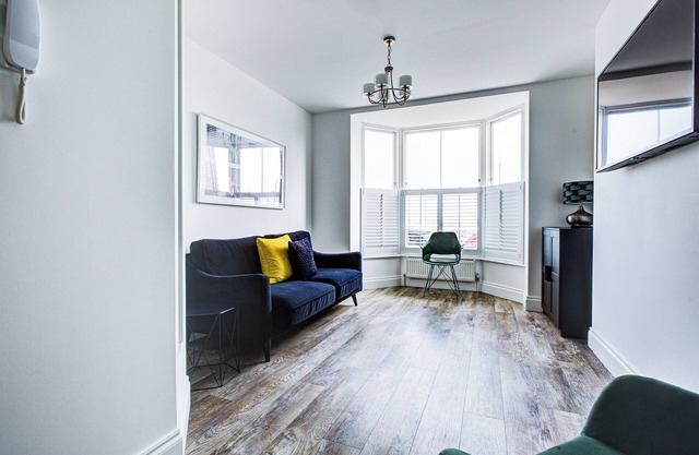 Luxury Beachside Apt | Sea View | Old Town Bars & Dining | Near Dreamland