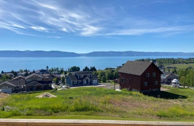 Luxury Bear Lake Retreat w/ Breathtaking Views overlooking lake 2 bedroom 2 bath