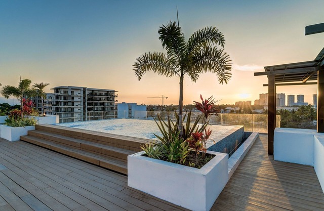 Luxury Boutique Apartment Five Stars Amenities 5 minutes from the beach