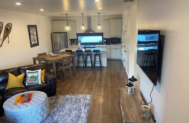 Luxury Brand New 3 bed - 3.5 bath Townhome - 12mins to SNOWBASIN!!