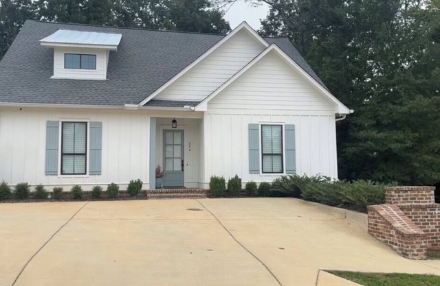 Charming 2-bedroom house in peaceful Starkville with AC, WiFi