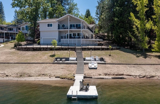 Luxury by the Lake, 40mins to Yosemite