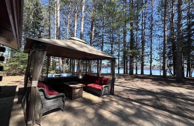 Luxury Cabin, 800+ feet frontage, 733 acre Lake, Hot tub, Pontoon, Fireplace .