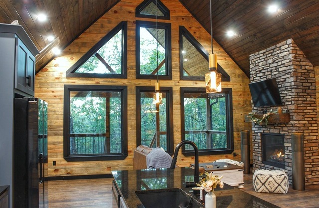 Luxury Cabin adjoining Robber's Cave State Park