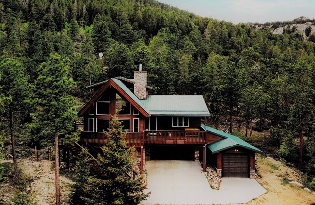 Luxury Cabin Backs Nat'l Forest– 5 Min to RMNP Wild Basin: Hike, Fish, Wildlife!