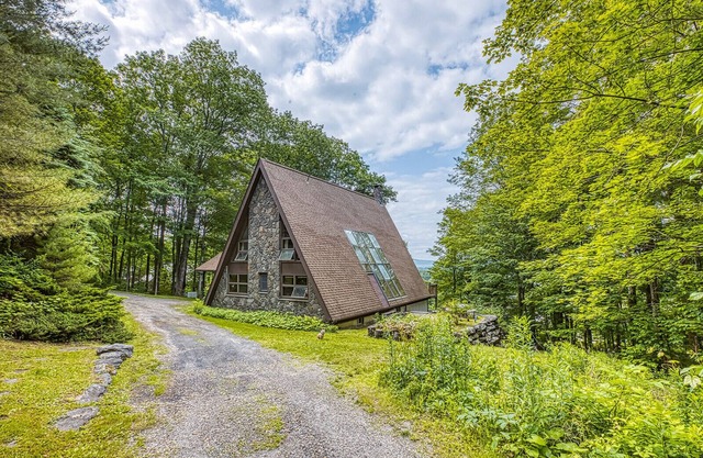 Luxury Cabin Fall Views & Deck besides Kennedy Park, Walk to Lenox.