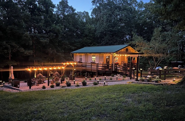 Luxury Cabin, fire pit, hanging chairs, WiFi, forest view, river access