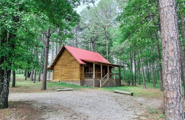 Luxury cabin getaway on a 40 acre retreat