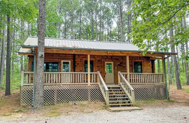 Luxury cabin getaway on a 40 acre retreat