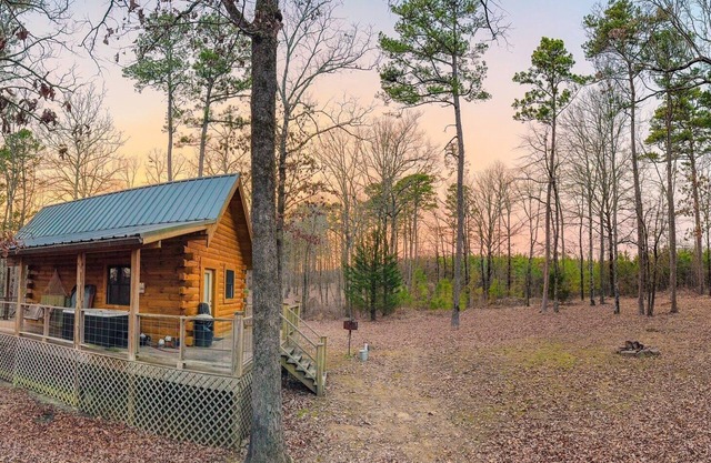 Luxury cabin getaway on a 40 acre retreat