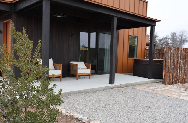 The Martinsburg #3 - Hackberry - Luxury cabin in the center of the Texas Wine Country we/hot tub, gas grill, fire pit; close to wineries