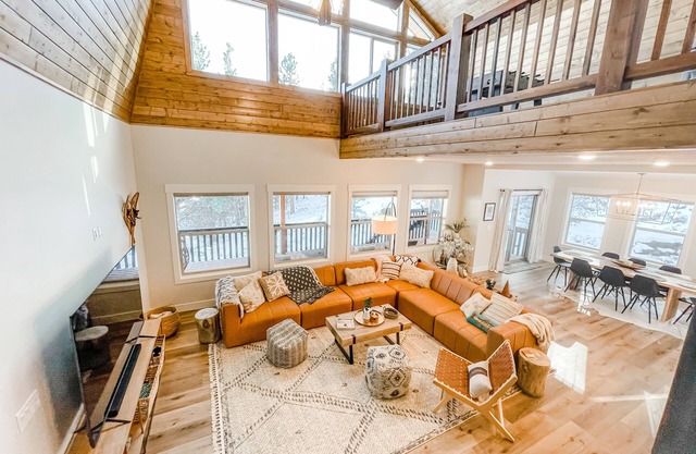 Luxury Cabin near National Parks w/ Hot Tub & Lake